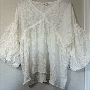 Mittoshop white size small Lagenlook v neck top w/ balloon sleeves. Raw edges